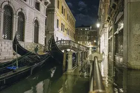 水城威尼斯：涨潮超过156厘米，威尼斯的四分之三被涨潮淹没图片