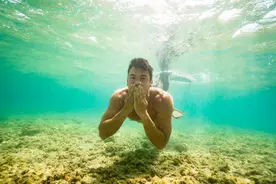 一个爱上人鱼的男子，花重金打造人鱼套装图片
