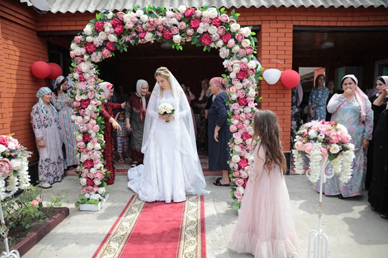 洁白的婚纱,手拿着鲜花,准备结婚啦