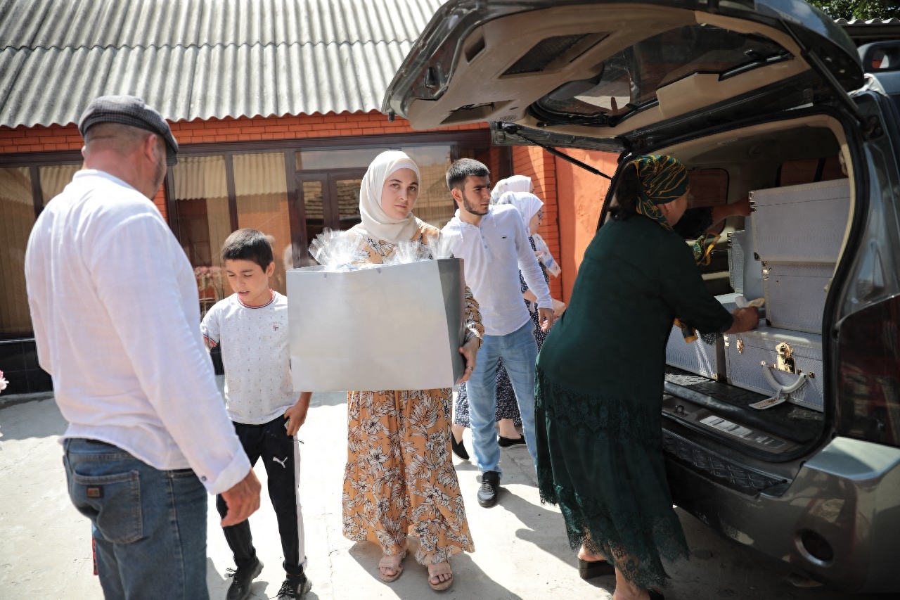 洁白的婚纱,手拿着鲜花,准备结婚啦