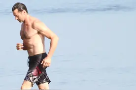 51岁的“金刚狼”海边遛狗，大秀性感身材图片