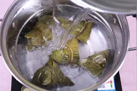 煮粽子热水下锅还是冷水下锅？很多人第一步做错了，难怪不好吃！视频封面