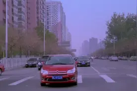 美女老师带着孩子上课，竟扔小孩一个人在操场玩，心真大视频封面