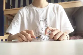 男子用两支笔敲打桌面，奏出美妙音乐，网友：竟无丝毫违和感