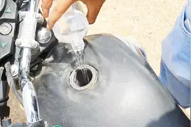 酒精可以代替汽油使用吗？印度小伙亲测，一拧油门画面让人意外视频封面