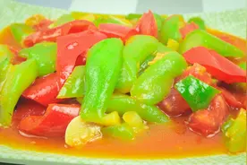 厨师长分享家常烧丝瓜的做法，丝瓜翠绿不发黑，原来要用小技巧