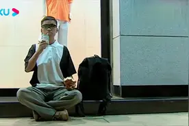 士兵突击：许三多行为怪异被警察怀疑，怎料一看证件，立马敬礼！视频封面