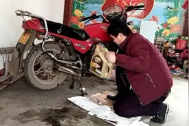 小伙子自己动手换机油，在添加机油时不敢加了，怕多只能用笨办法