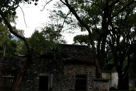 曾经全军最大的岩洞医院一六四医院的营房已经残破不堪。视频封面