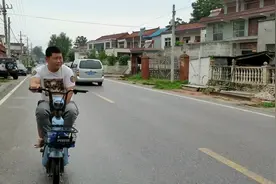 小伙骑车搭讪三个小媳妇被小媳妇大骂，小伙竟然这样做，太搞笑了视频封面