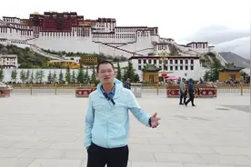 自驾几千公里来到布达拉宫，不能进去，激动的要哭了视频封面