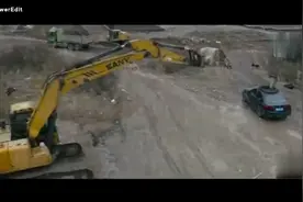 挖掘机技术是怎样碾压大蟒蛇的！