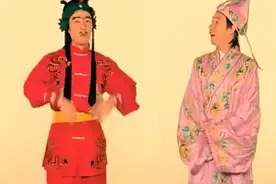 阿牛和光良还有一点点像。