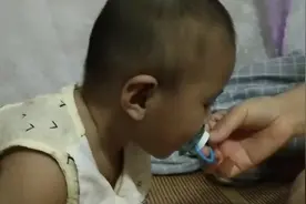 小丫头爱扔东西，亲妈如何教育