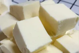 夏天来了做一款不用烤箱简单操作的酸奶豆腐，冰冰凉凉，爽滑Q弹