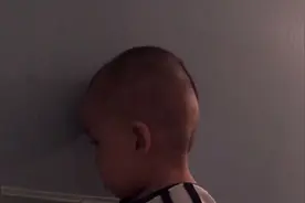 宝宝最近喜欢用头撞墙壁玩，还玩得不亦乐乎，难道小孩不觉得痛吗