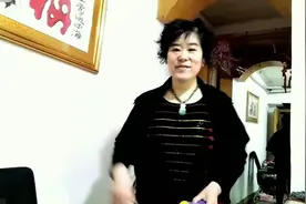 辽宁本溪五十岁张大姐在家里练脚蹬拉力器.廋肚子.适合宅在家里练视频封面