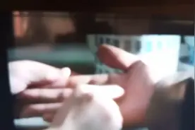 又乁，啊，你吃西红柿呢？