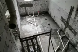 沙灰包住管道在做防水，这是没有任何意义的防水施工