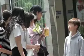 当小朋友在路边向大姐姐要微信时？？？会发生怎样的有趣事呢视频封面