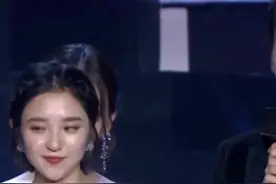 “最美伴娘”李沁低调回国，几乎素颜略显疲惫，好气质依旧藏不住视频封面