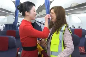 旅客抱着乘务长痛哭：不是你们帮忙，我妈真的没了视频封面