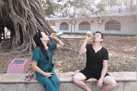 打工仔，中秋节没地方去玩，跟美女小清在公园，喝闷酒，太无聊了