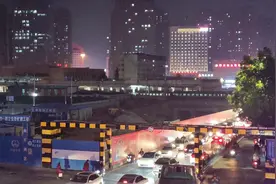 河南信阳市夜间街头如通地铁一般