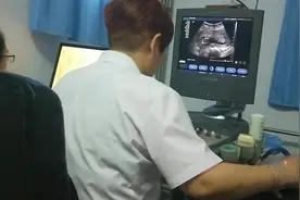 怀孕十三周零六天，带媳妇去做第一次产检，医生直呼媳妇俺俩心大视频封面