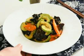 手把手教你蒜香西葫芦炒木耳，简单易学，学会就是你的拿手菜