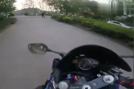 机车摩托：骑着四缸雅马哈在校园是什么体验？果然有美女回头看！视频封面