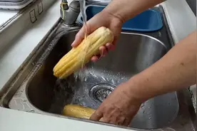 忘记家里冰箱还有玉米，存放有十多天了，不知道还能吃吗？