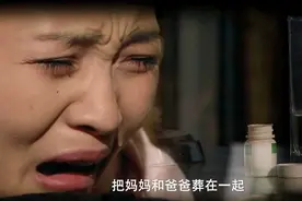 摇着床上昏迷不醒的母亲，女孩哭成了泪人，看着好揪心视频封面