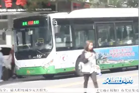 私家车“鸠占鹊巢”！公交车有站难进，被逼停路中间上下客视频封面