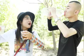 一桶饮料倒出来竟是4种颜色，看老板如何调制，整个过程真搞笑视频封面