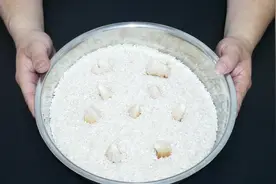 大蒜插入大米里，原来还有这样的作用，解决了很多家庭主妇的烦恼