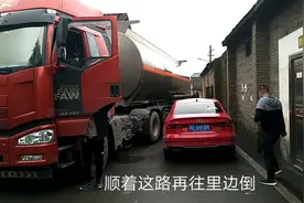 记录老司机卸货全过程，卡车需要倒进羊肠小道，这真考验驾驶技术视频封面