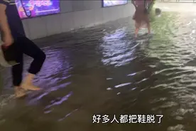 打工妹下雨天上班，路上积水深大家脱鞋打赤脚，坎坷的奇特经历！视频封面