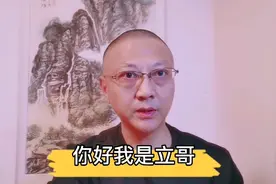孩把尿撒在邻居门上，看这位父亲的做法又解决问题，还教育了孩子视频封面