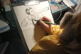 美女过年不出门怎么过？在家画速写老爸头像，能打多少分？