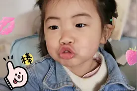 两岁半宝宝趴沙发上唱儿歌，后面不会唱找妈妈帮忙，后来莫名其妙视频封面