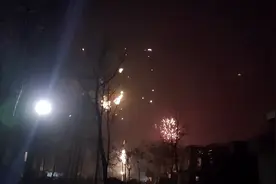 安徽省亳州市利辛县望疃镇，年三十晚上周围都是放烟花的