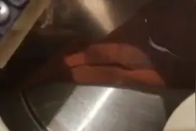 男子烧水壶里竟然“喝”出只袜子？五星酒店拒不道歉:你拿证据来!视频封面