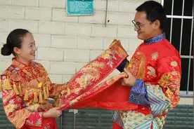 农村小妹试穿秀禾服，结婚的喜服还是传统的好看，你觉得呢？