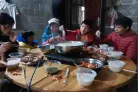 萍萍老师坐车回家，快到家晕车吐了一地，回家赶紧饱餐一顿补回来视频封面