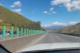 自驾云南省玉溪市去往大理市的昆磨高速上，兰天白云景色非常美。视频封面