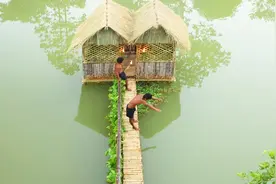印度小哥在小河中搭个小桥建房子，这可以解决他们的购房需求吧！视频封面