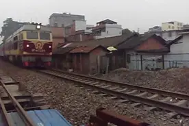 长堽岭站3道2513长沙-南宁发车原色红皮通过长堽六里铁道口视频封面
