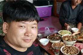 双节必须有狠菜，铁锅炖蛤蟆真的诱人，还有张贺的溜达鸡真丰盛