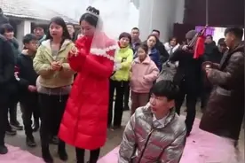 河南小伙结婚跪拜老人时，新娘被一男子打花脸，气的想发疯视频封面
